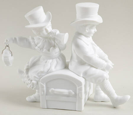 Winter Silhouettes-Porcelain Boy And Girl On Trunk - No Box Nb86b