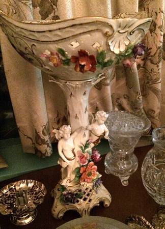 Dresden Giftware Centerpiece W/ Flower & Cherubs - No Box