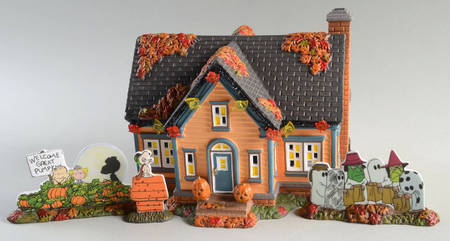 Trick Or Treat Lane - Snow Village Halloween Peanuts House - Boxed