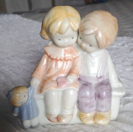 Enesco Figurines & Giftware Wishing You Gentle Hugs & A Lifetime - With Box