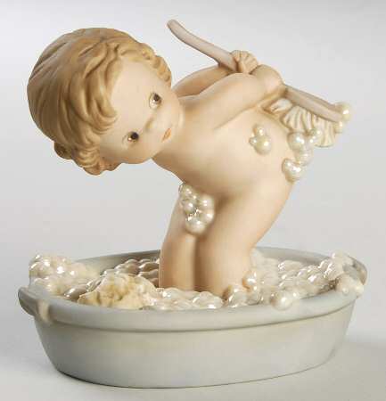 Memories of Yesterday Having A Wash And  Brush Up - Boxed
