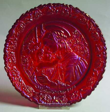 Mother'S Day Plate-Carnival Glass Madonna Of The Rose Hedge - Boxed