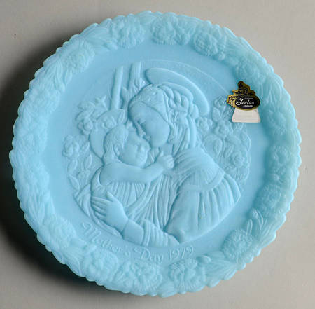 Mother'S Day-Blue Satin Madonna Of The Rose Hedge - Boxed