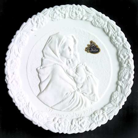 Mother'S Day-White Satin Madonnina - No Box