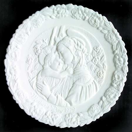 Mother'S Day-White Satin Madonna Of The Rose Hedge - Boxed