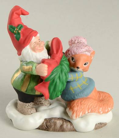 Holiday Hamlet Tying The Christmas Garland - Boxed