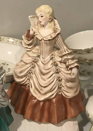 Florence Ceramics Figurine Amelia-Beige/Beige Tr-Blonde - No Box