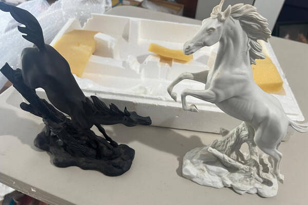 Edward D Hart Horses Racing Stallions-Set Of 2 - No Box