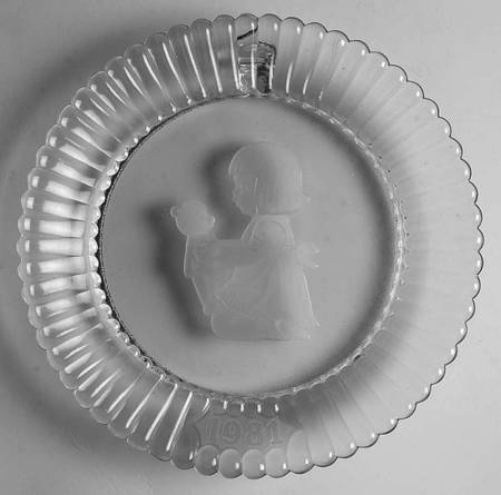 Annual Crystal Plate Girl With Teddy Bear - Boxed