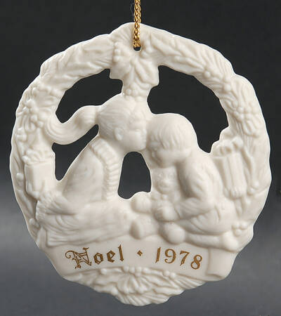 Joys of Christmas Medallions Christmas Kiss - Boxed