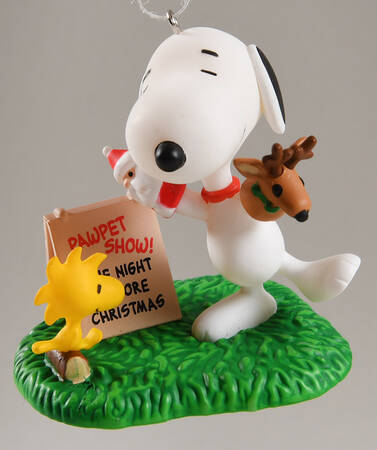 Peanuts Christmas Ornament Snoopy's Pawpet Show - Boxed