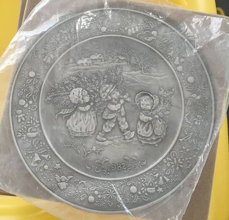 Little Gallery Christmas Plate Bringing Home The Tree - Boxed