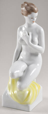 Hollohaza Figurines Woman Kneeling On Yellow Scarf - No Box