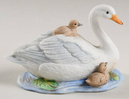 Homco Figurines Swan With Babies - No Box