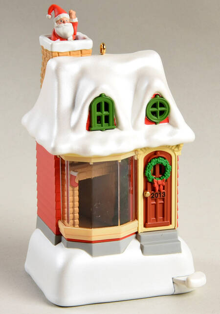 Kringleville by Hallmark Gold Crown