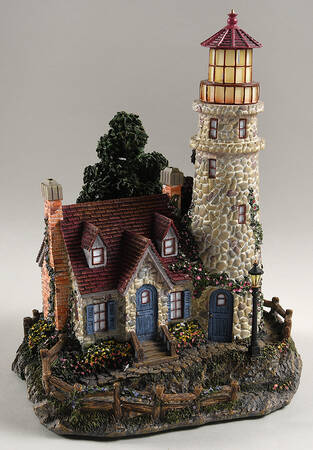 Thomas Kinkades Seaside Village Guiding Point Lighthouse - No Box