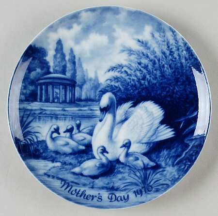 Mother's Day Plate Swan And Cygnets - Boxed