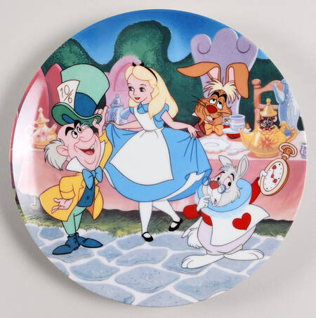 Disney Treasured Moments Collection Alice In Wonderland - Boxed