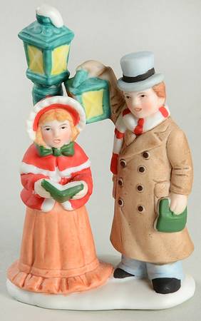 Colonial Village Man And Woman Caroling - With Box