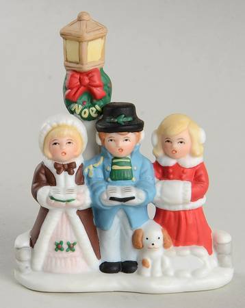 Colonial Village Carolers At Lamp - Boxed