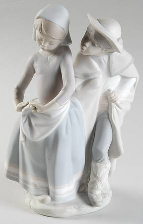 Romance (Couples) Little Couple Kissing - No Box