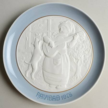 Annual Christmas Plate Christmas Caroling Child - No Box