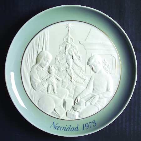 Annual Christmas Plate Boy And Girl At Christmas - Boxed