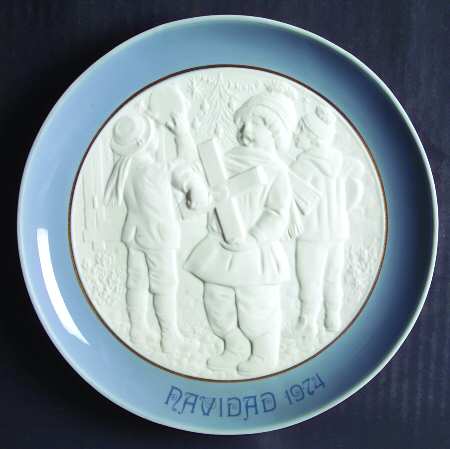 Annual Christmas Plate Christmas Carolers - No Box