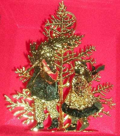 Lunt Christmas Ornament Bringing In The Tree - Boxed