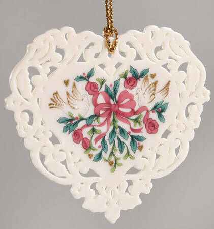 Victorian Lace Valentine Heart With Doves - Boxed