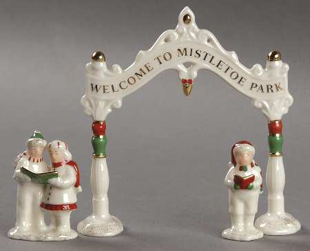 Mistletoe Park Village Park Carolers And Town Sign-Set Of 3 - Boxed