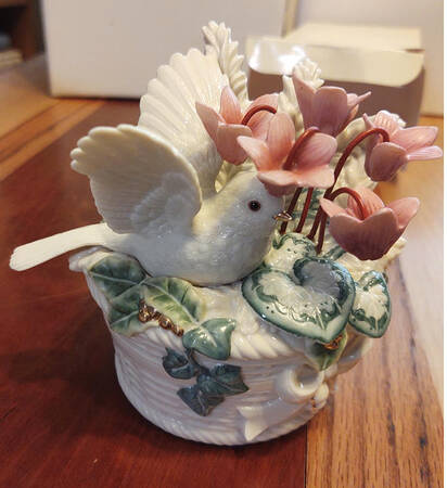 Garden Bird Music Box Collection Chickadee's Carol-Deck The Halls - Boxed