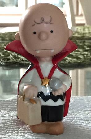 Peanuts Figurines Charlie Brown-Dracula - Boxed