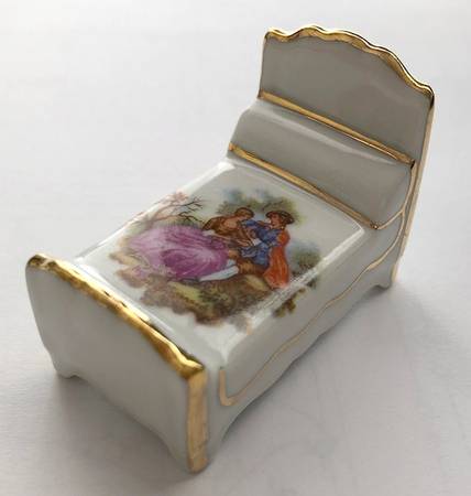 Limoges Miniature Figurines & Giftware Bed-Courting - No Box