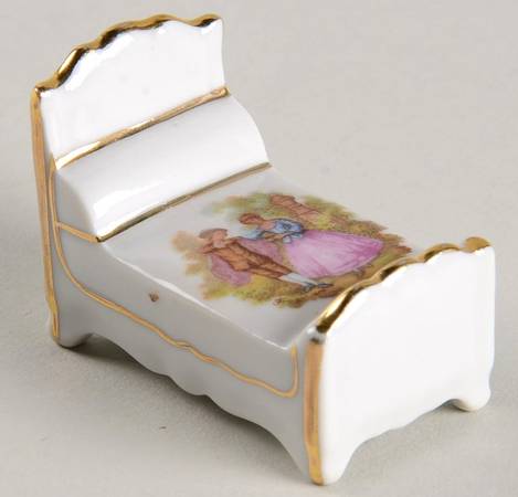 Limoges Miniature Figurines & Giftware Bed-Couple Dancing - No Box