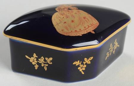 Limoges Miniature Figurines & Giftware Trinket Box-Wedge-Je T'Aime - No Box