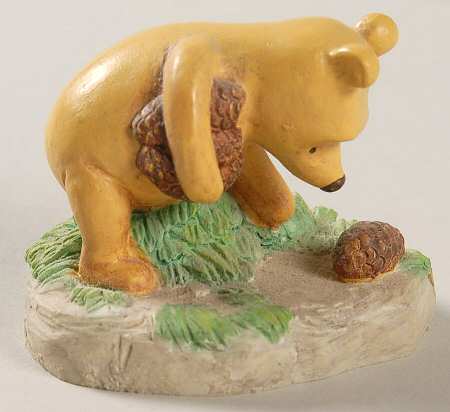 Winnie the Pooh Thimble Collection Pooh Picking Up Pinecones - Boxed