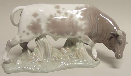 Animals-Domestic Bull-Head Down - With Box