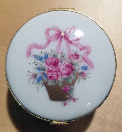 Limoges Castel Figurines Round Box-Pink Roses In Basket - No Box