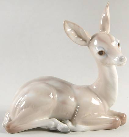 Animals-Wild Deer-Sitting - No Box