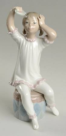 Girls Dressing Girl Shampooing - No Box