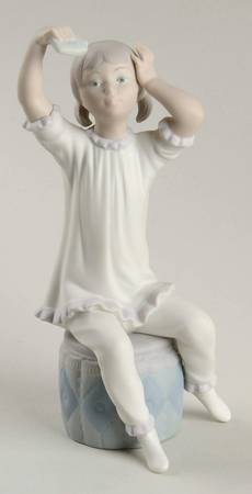 Girls Dressing Girl Shampooing - No Box