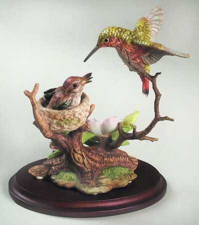 Maruri Figurine Allen's Hummingbird&Babies W/Nootka Rose - Boxed