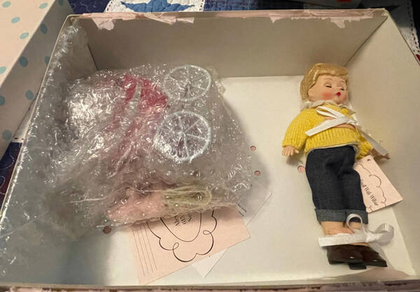 Literature & Classics-Doll Out For A Stroll With Wilbur - Boxed