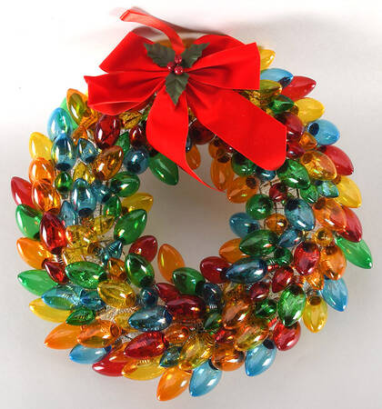 Nostalgic Giftware C9 Bulb Wreath-Lighted - With Box