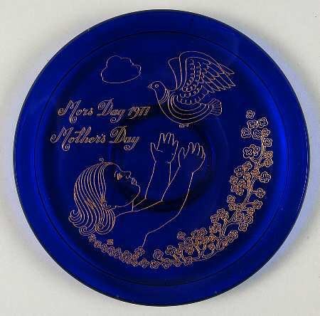 Mothers Day Plate Child & Dove - Boxed