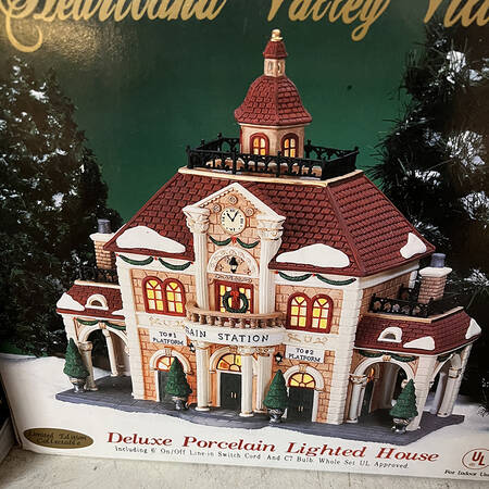 Heartland Valley Village Train Station - No Box