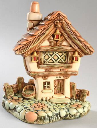 PenDelfin Figurine Cobble Cottage - Red Lights - With Box