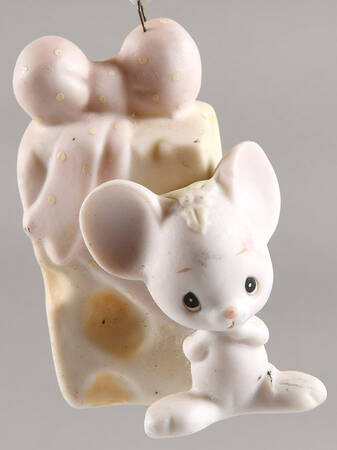 Precious Moments Ornaments Mouse With Cheese - Boxed
