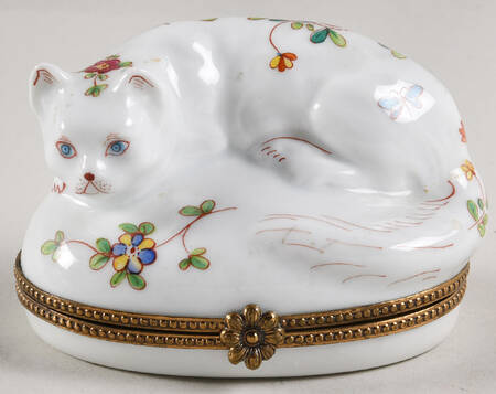 PEINT MAIN LIMOGES BOX Cat Curled On Cushion-Floral - Nb825, No Box